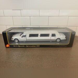 Superior 1996 Lincoln Limousine Die-Cast Model – 1:24 Scale – New in Box